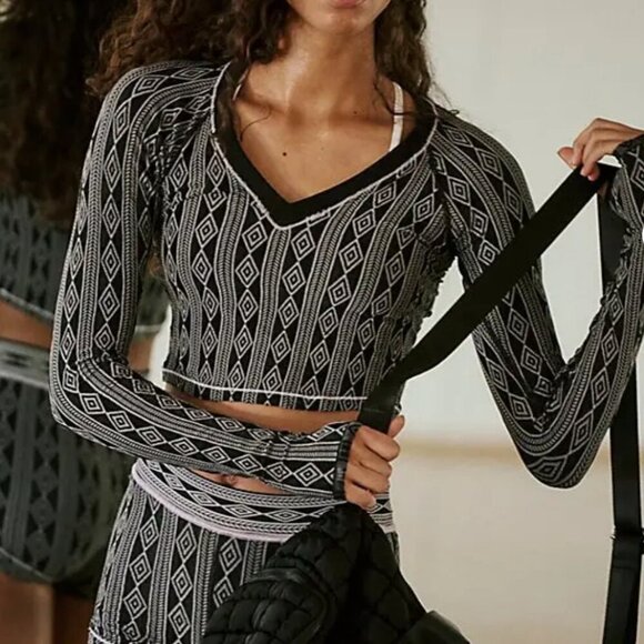 #50 NWT Free People Mountain High Layer in Black Ivory Combo - Picture 1 of 5